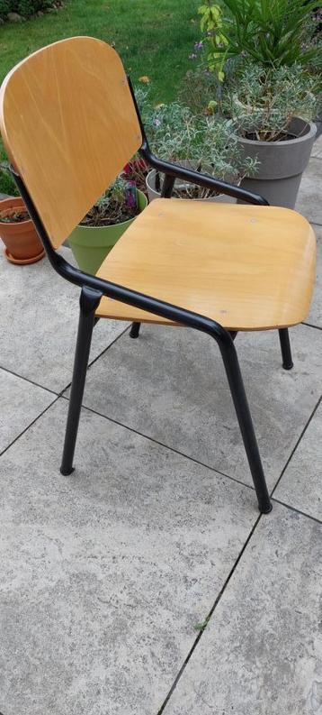 12 Eromes stapelbare stoelen  beschikbaar voor biedingen