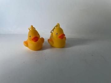 2 x kleine gele minitatuur plastic badeendje / eendjes. 