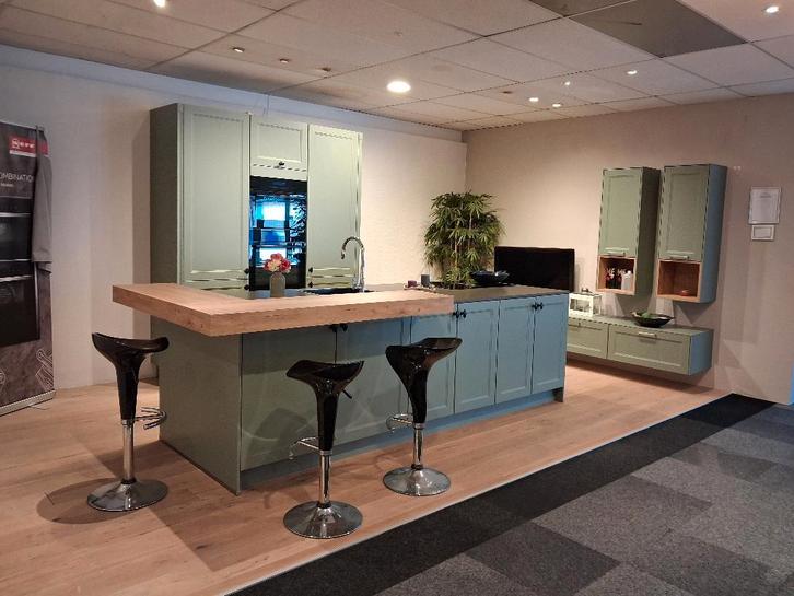 Luxe landelijke showroomkeuken met eiland, Huis en Inrichting, Keuken | Complete keukens, Nieuw, Overige typen, Groen, Composiet