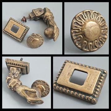 Antiek koper, koperen deurklopper in de vorm van een hand. beschikbaar voor biedingen