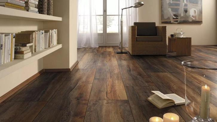 Grote Partij bruin eiken 24 cm laminaat te koop 150 m2, Huis en Inrichting, Stoffering | Vloerbedekking, Nieuw, Parket, Bruin