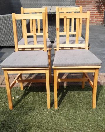 4 houten stoelen met kussen 