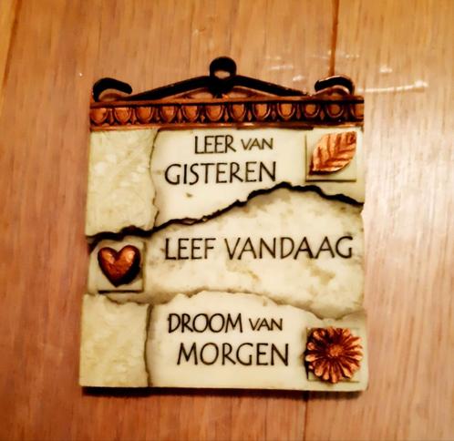 Nieuw spreuk tegeltje met reliëf., Huis en Inrichting, Woonaccessoires | Tekstborden en Spreuken, Nieuw, Ophalen