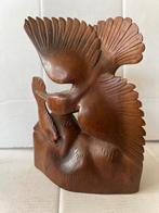 Indonesisch houtsnijwerk van een vogel die 'n vis vangt 16cm, Ophalen of Verzenden