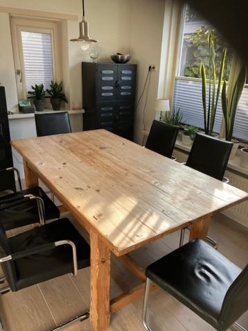 Massief grenen tafel beschikbaar voor biedingen