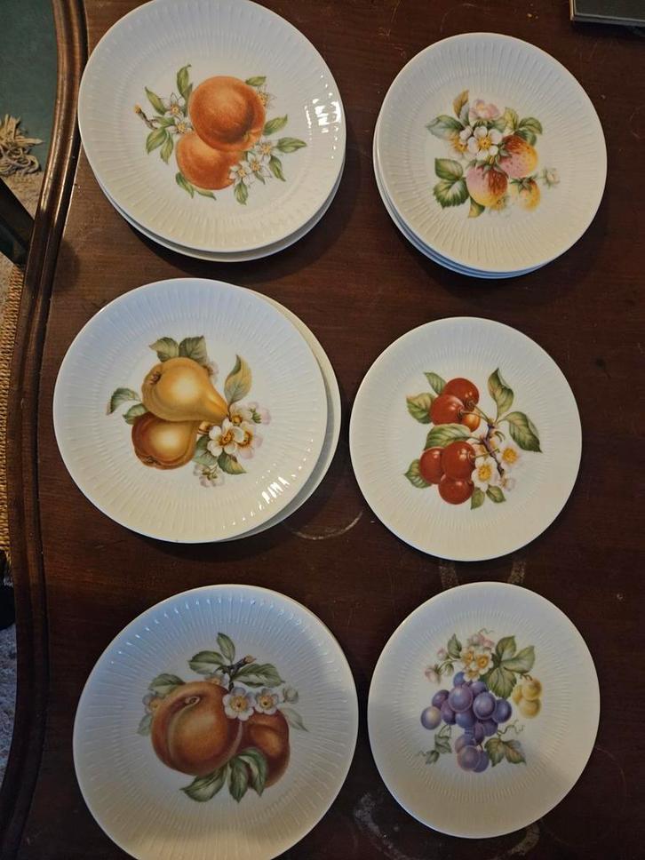 12 Fruit Gebaksbordjes Hutschenreuther Apart Bavaria, Huis en Inrichting, Keuken | Servies, Bord(en), Overige stijlen, Porselein