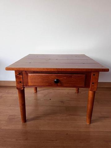 Bijzettafel beschikbaar voor biedingen
