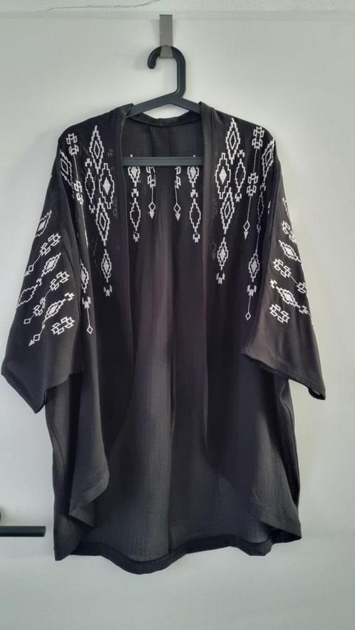 Kimono ML 44 46 synthetisch zwart wit geborduurde print, Kleding | Dames, Grote Maten, Zo goed als nieuw, Blouse of Tuniek, Zwart