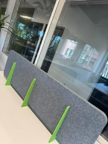 Geluidsdempende scheidingswanden voor op bureaus beschikbaar voor biedingen