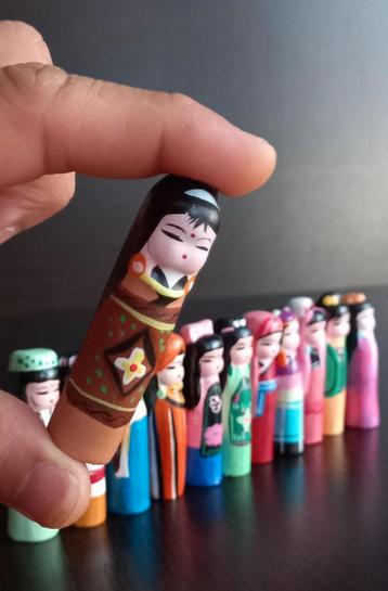 Beeldjes van Chinese vrouwen, met de hand gemaakt van klei  beschikbaar voor biedingen