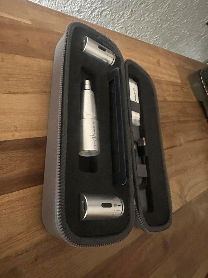 SwissColor Genius Flex Handstuk + 2 batterijen – PMU machine, Sieraden, Tassen en Uiterlijk, Uiterlijk | Gezichtsverzorging, Zo goed als nieuw