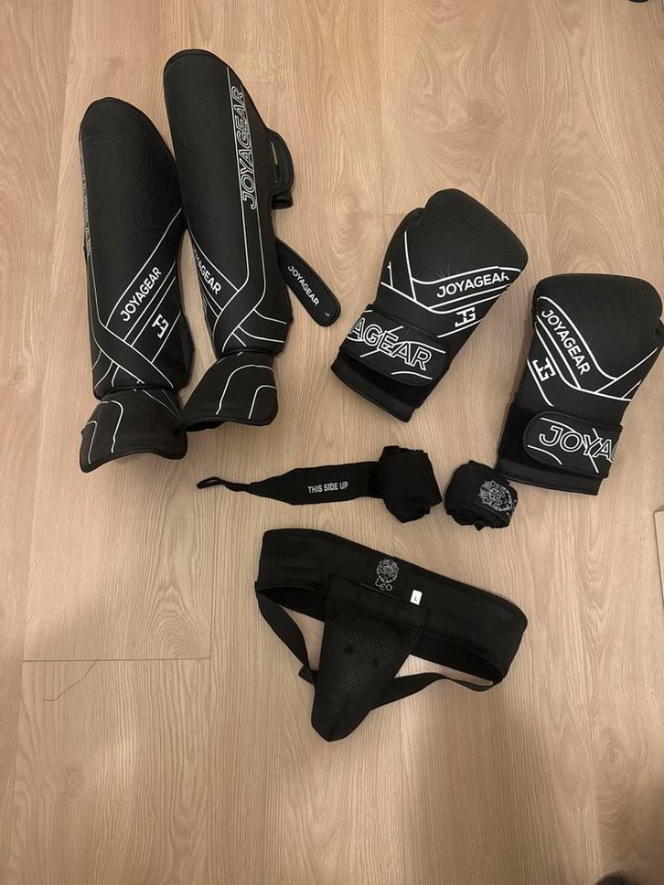 Boksset - Handschoenen, Scheenbeschermers, Tok & Wraps, Sport en Fitness, Boksen, Zo goed als nieuw, Bokshandschoenen, Ophalen of Verzenden