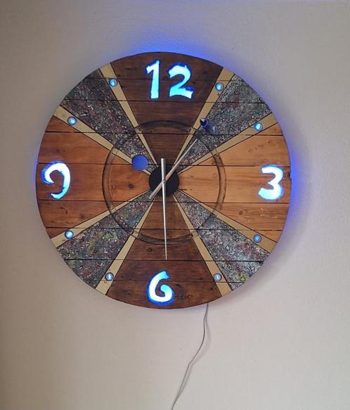 Handgemaakte unieke klok met led verlichting, Huis en Inrichting, Woonaccessoires | Klokken, Nieuw, Wandklok, Analoog, Ophalen