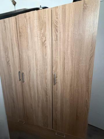 Grote Kledingkast met 3 Deuren en 2 lades
