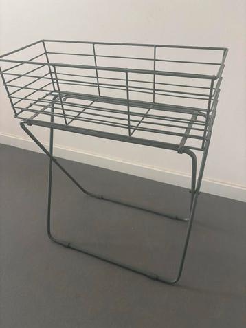 Metalen plantenstandaard beschikbaar voor biedingen