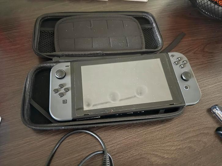 Nintendo switch met hoes en 3 spellen, Spelcomputers en Games, Spelcomputers | Nintendo Switch, Zo goed als nieuw, Switch 2019 Upgrade
