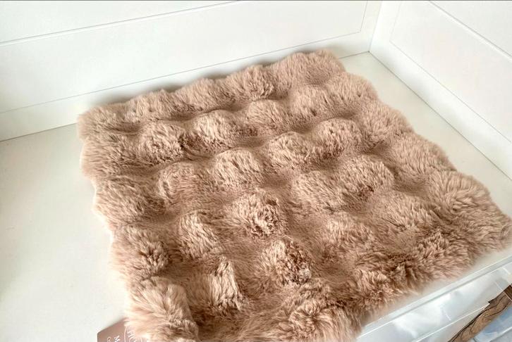 Zacht beige kussenhoes fluffy, Huis en Inrichting, Stoffering | Tapijten en Kleden, Zo goed als nieuw, Minder dan 50 cm, Vierkant