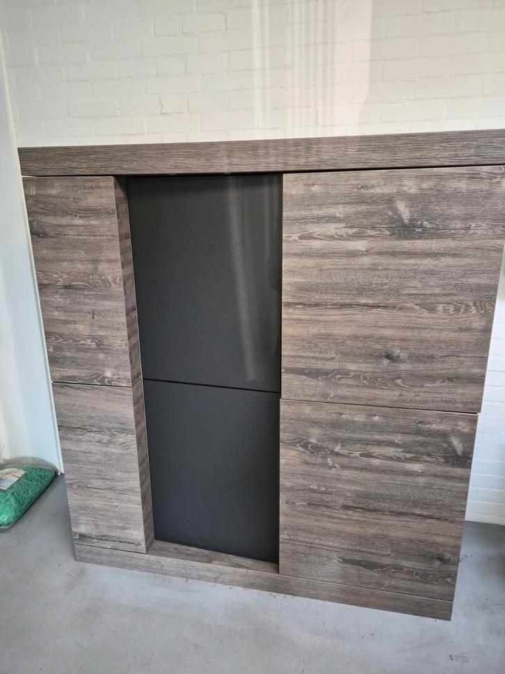 Moderne kast met deuren en planken, Huis en Inrichting, Kasten | Dressoirs, Zo goed als nieuw, 100 tot 150 cm, 25 tot 50 cm, Met deur(en)