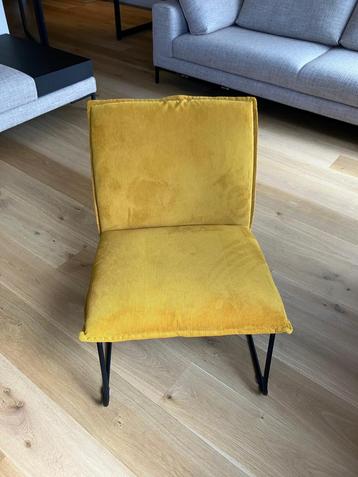 Gele fauteuil beschikbaar voor biedingen