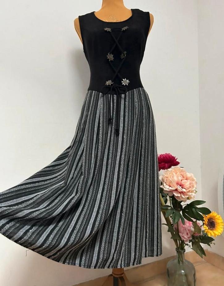 Mooie Dirndl Jurk, Kleding | Dames, Jurken, Zo goed als nieuw, Maat 38/40 (M), Zwart, Knielengte, Ophalen of Verzenden