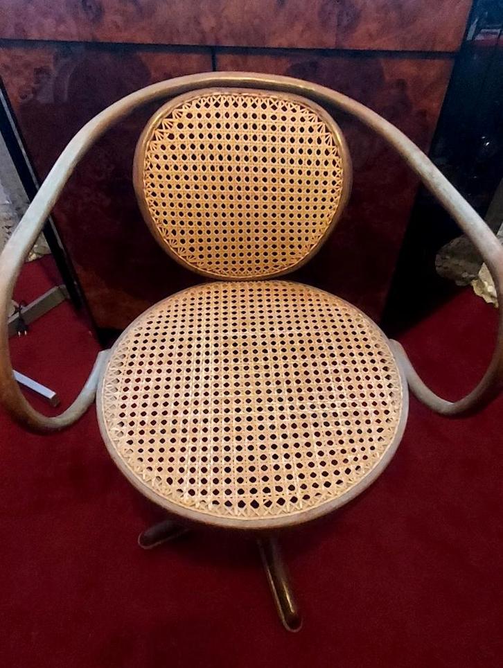 Draaistoel nr. 5501 van Thonet, Antiek en Kunst, Antiek | Meubels | Stoelen en Banken, Ophalen of Verzenden