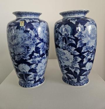 2 Japanse Peony Design Arita Wakayaki kobalt blauwen vazen beschikbaar voor biedingen