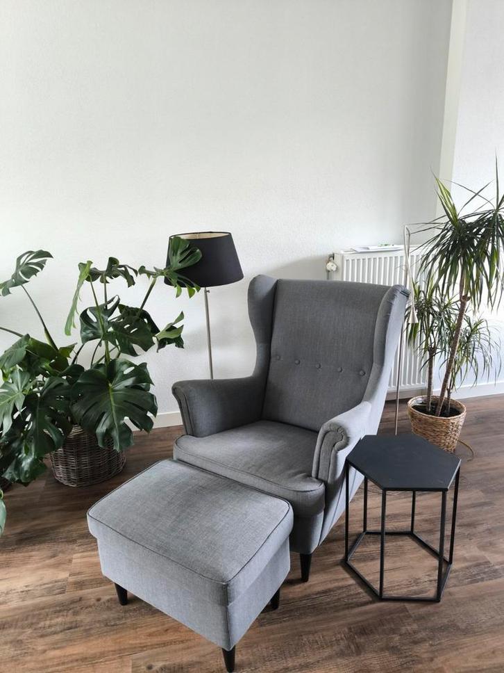 Oorfauteuil kleur grijs met hocker, Huis en Inrichting, Fauteuils, Zo goed als nieuw, 75 tot 100 cm, Ophalen of Verzenden