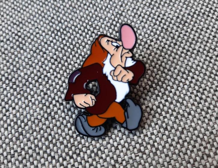 1 leuke pin van Grumpy van de zeven dwergen te koop, Verzamelen, Speldjes, Pins en Buttons, Nieuw, Speldje of Pin, Overige onderwerpen