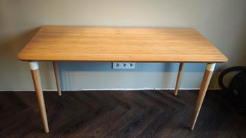 Houten bureau met strak design beschikbaar voor biedingen