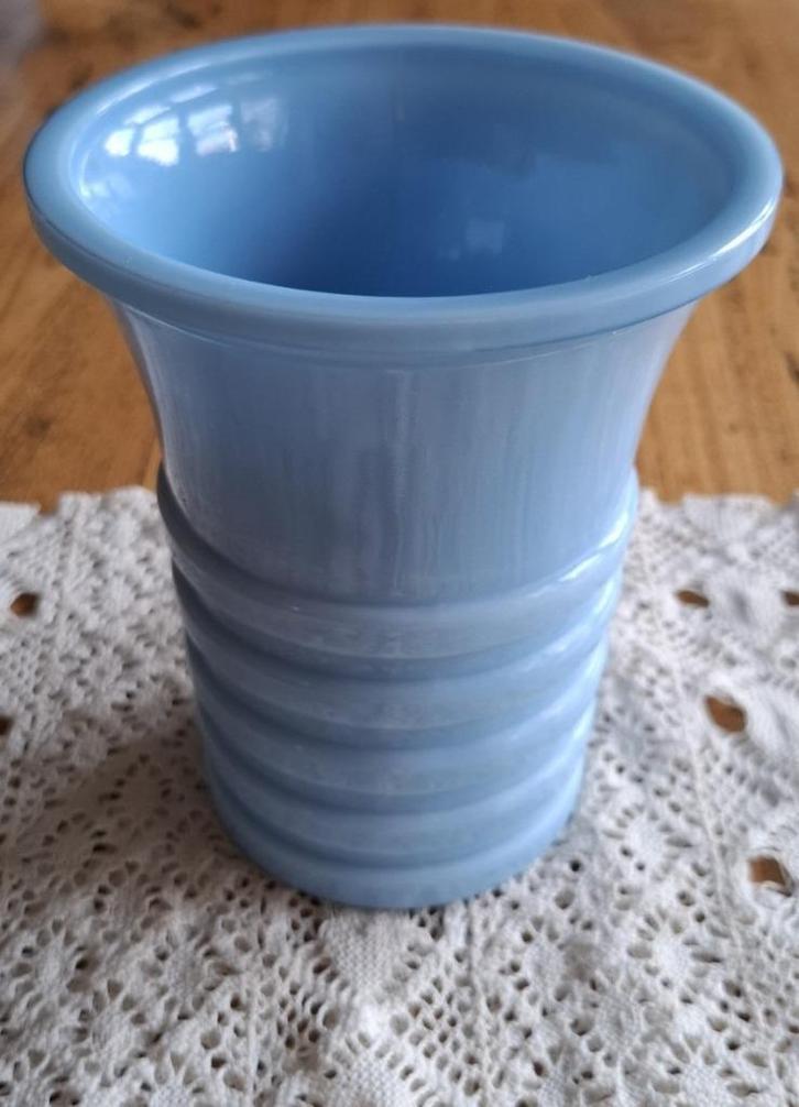 Oude Franse lichtblauwe opalex vaas met ribbels, Antiek en Kunst, Antiek | Glas en Kristal, Ophalen of Verzenden