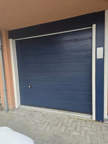 Geïsoleerde Garagedeur Te Koop (225x225 cm) beschikbaar voor biedingen