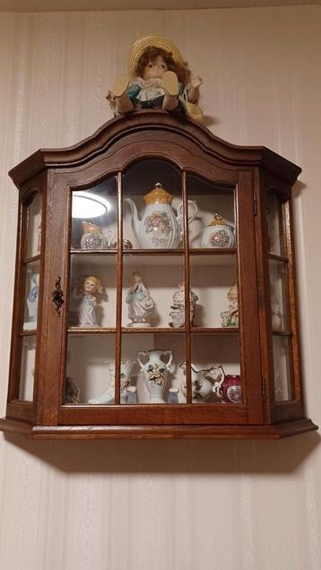 Vitrinekast hangend t.e.a.b. beschikbaar voor biedingen