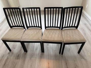 A set of four neat black chairs beschikbaar voor biedingen