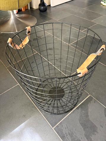 Nörlander ijzeren mand met leren hengsels. beschikbaar voor biedingen