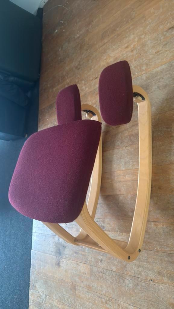 Ergonomische Kniestoel, Huis en Inrichting, Stoelen, Gebruikt, Eén, Hout, Rood, Ophalen of Verzenden