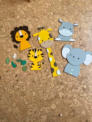 Houten decoratie figuren beschikbaar voor biedingen