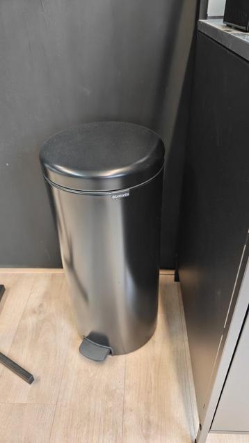Brabantia prullenbak pedaalemmer 30L newicon beschikbaar voor biedingen