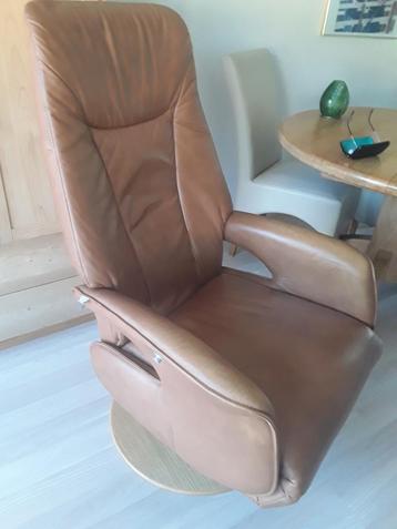 In prijs verlaagd Fauteuil  leer draaibaar op houten voet. beschikbaar voor biedingen