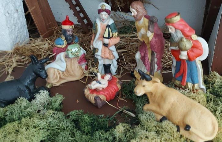 Nostalgische kersgroep bij kerstboom, Diversen, Kerst, Zo goed als nieuw, Ophalen of Verzenden