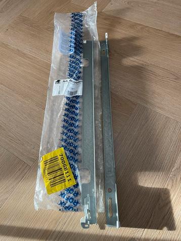 NIEUWE radiator ophangbeugeks beschikbaar voor biedingen
