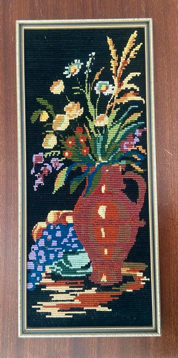 Hip Vintage geborduurd schilderij met bloemen in mooie lijst beschikbaar voor biedingen
