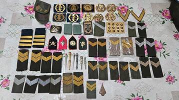 Diverse Leger Emblemen en Rangonderscheidingstekens beschikbaar voor biedingen