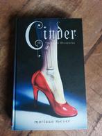 Marissa Meyer - Cinder hardcover, Boeken, Marissa Meyer, Ophalen of Verzenden, Zo goed als nieuw