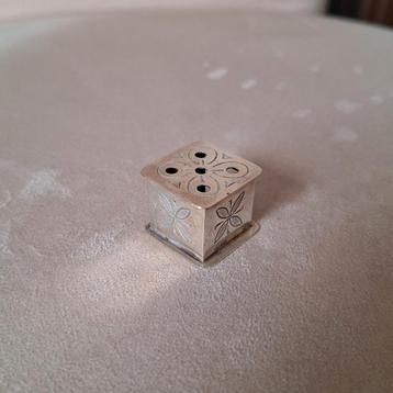 Antieke Miniatuur Zilveren Stoof beschikbaar voor biedingen