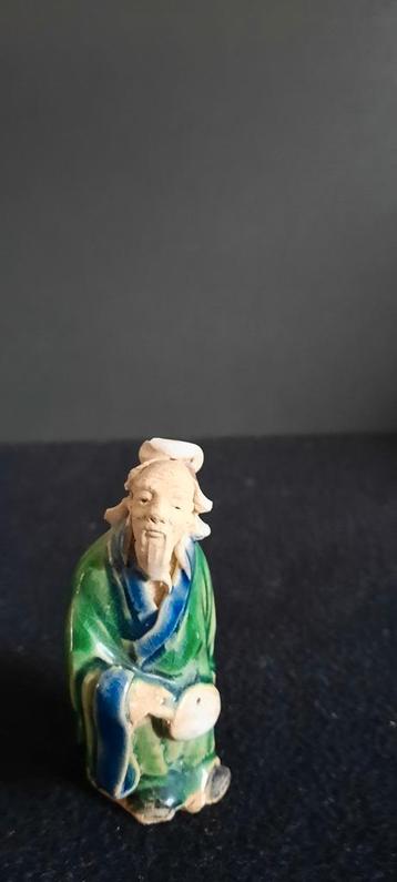Oosters beeldje van een wijze man beschikbaar voor biedingen