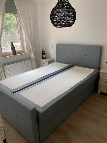 Mooie boxspring in de kleur lichtgroen beschikbaar voor biedingen