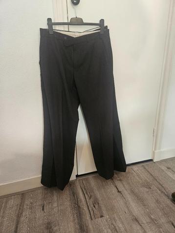 2 nette heren pantalons maat 52 zwart en Bruin beschikbaar voor biedingen