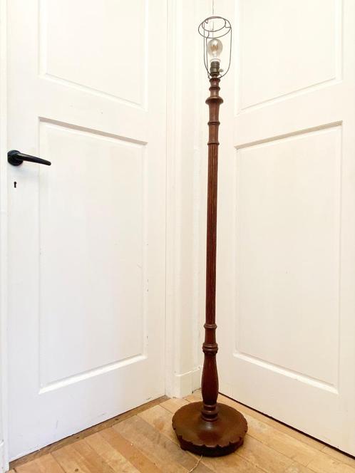 Vintage oude jaren 30 art deco houten lampvoet van vloerlamp, Huis en Inrichting, Lampen | Vloerlampen, Gebruikt, 100 tot 150 cm