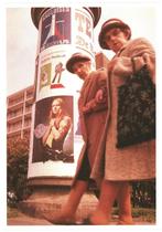 805320	s Gravenhage	Twee dames bij een Reclamezuil 1970	_Net, Verzamelen, Ansichtkaarten | Nederland, Zuid-Holland, Ongelopen