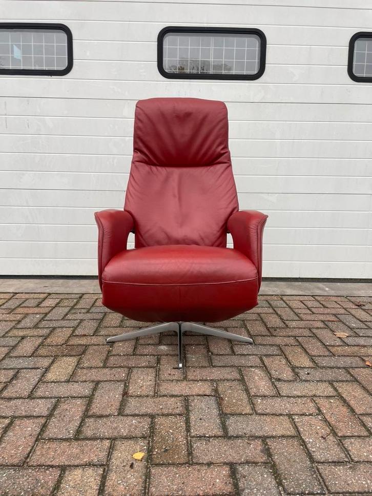 Nette draaibare rode leren relax fauteuil / relax stoel, Huis en Inrichting, Fauteuils, Ophalen